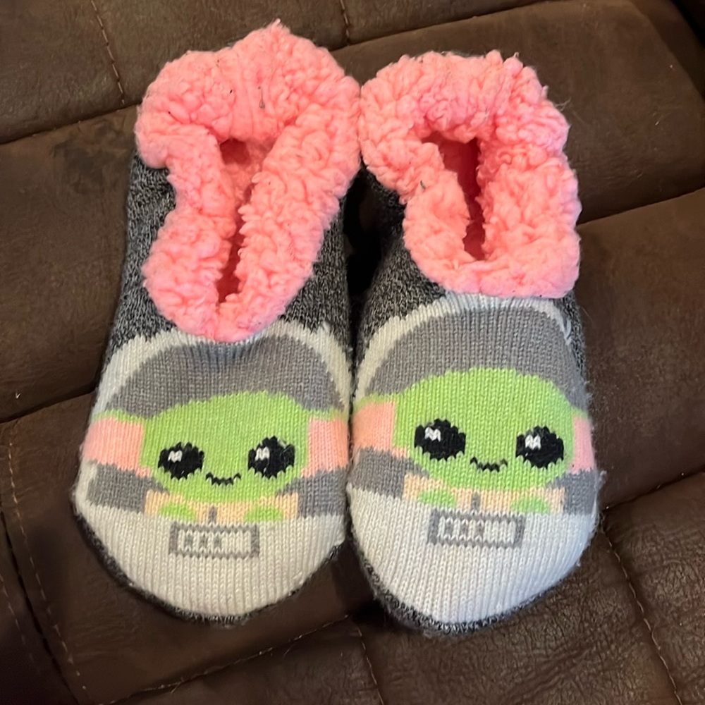 Women’s baby yoda slippers size 8